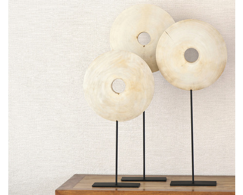 Dekorative Holzscheiben auf Ständern für die Inneneinrichtung