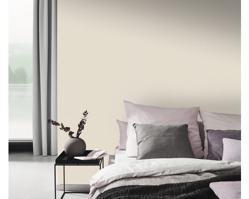 Schlafzimmer mit gemusterter Tapete, Bett und Beistelltisch