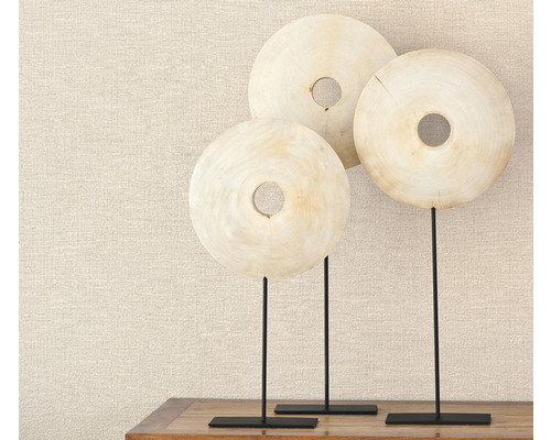 Dekorative Holzscheiben auf Metallständern auf einem Tisch