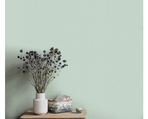 Helle Textiltapete im Interieur mit Dekoration auf einem Holztisch