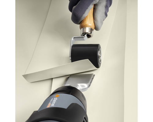 Utilisation d''un rouleau de pression et d''un pistolet à air chaud pour la pose de feuilles de toiture