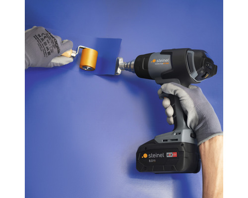 Personne soudant un film avec un appareil à air chaud et un rouleau de pression