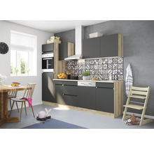 Moderne Küche mit Esstisch und Kinderhochstuhl