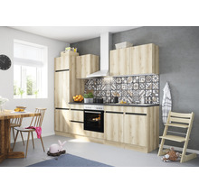 Cuisine avec armoires de cuisine, hotte aspirante, cuisinière, table et chaise haute