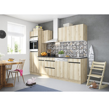 Moderne Küche mit Holzelementen, Fliesenmuster und Esstisch