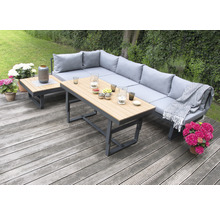 Ensemble de meubles de jardin avec canapé d''angle et tables sur une terrasse