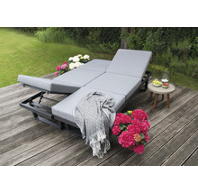 Deux chaises longues de jardin grises avec table d''appoint sur une terrasse