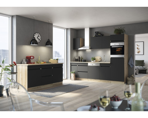 Moderne Küche mit Küchenzeile, Kücheninsel und Elektrogeräten in einem hellen Raum.