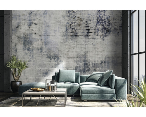 Wohnzimmer mit Sofa, Couchtisch, Pflanze und gemusterter Tapete für ein modernes Wohnambiente.