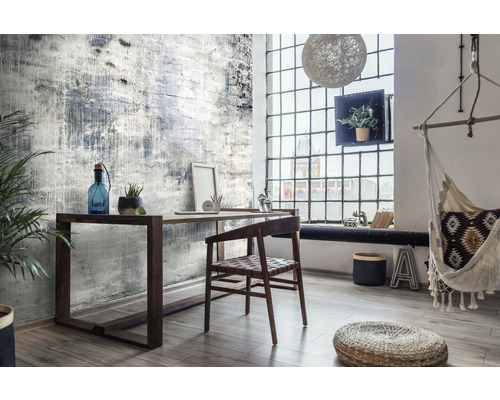 Helles Zimmer mit Schreibtisch, Stuhl, Hängesessel und großem Fenster