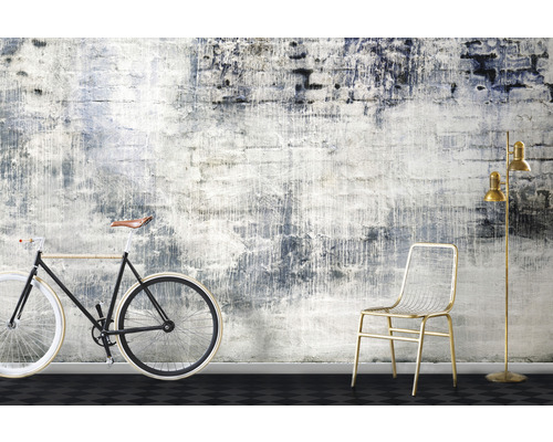 Dekoratives Interieur mit Fahrrad, Stuhl und Stehlampe vor einer Wandtapete im urbanen Stil