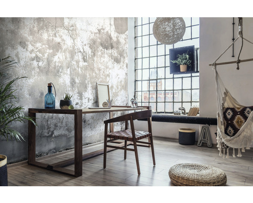 Pièce lumineuse avec bureau, chaise, fauteuil suspendu et grande fenêtre