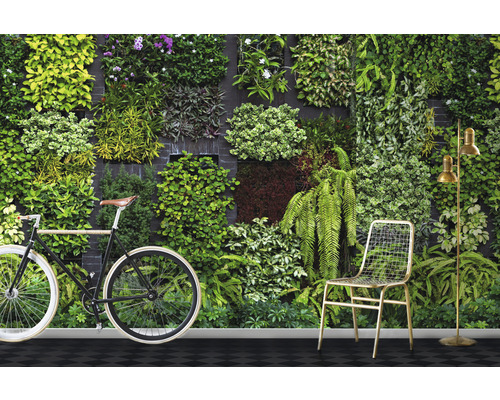 Mur végétal avec vélo, chaise et lampadaire pour un aménagement intérieur vivant.