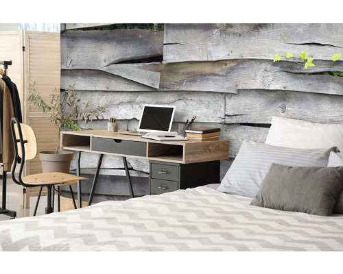Chambre lumineuse avec lit, bureau avec ordinateur portable et papier peint mural en bois