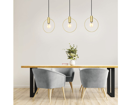 Esstisch mit drei runden Pendelleuchten und Stühlen