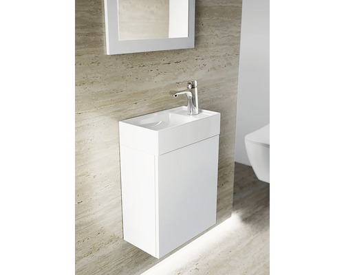 Salle de bain avec meuble sous-lavabo, robinet et miroir