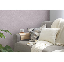 Wohnzimmer mit floraler Tapete, Couch und Kissen