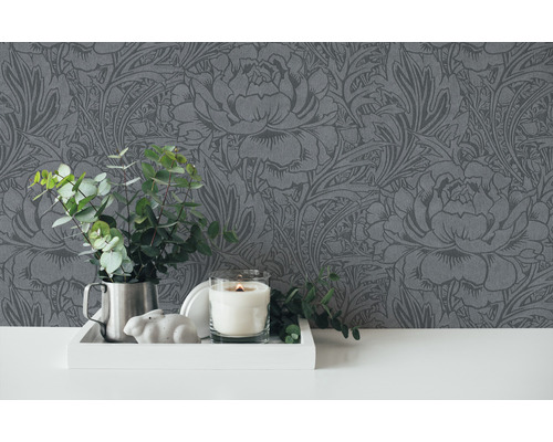 Nahaufnahme einer grauen Blumentapete mit Dekoration