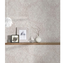 Exemple d''aménagement avec papier peint à motifs, étagère et décoration