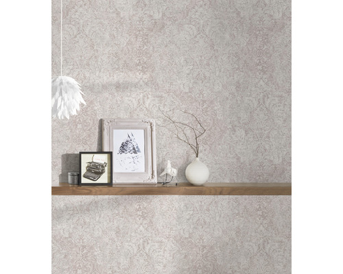 Einrichtungsbeispiel mit gemusterter Tapete, Regal und Dekoration