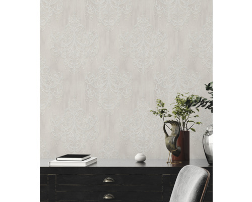 Dekorative Tapete mit Ornamentmuster im Wohnraum