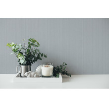 Arrangement décoratif avec eucalyptus, bougie et lapin décoratif sur un plateau