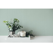 Dekorative Szene mit Vase, Kerze und Tapete