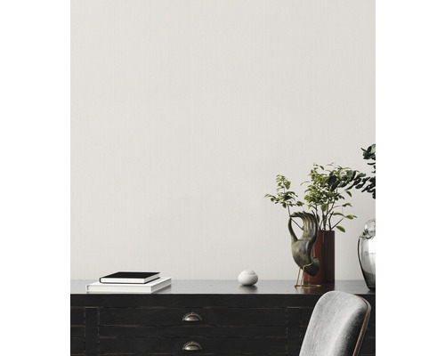 Dekorative Inneneinrichtung mit Kommode, Pflanzen und Accessoires