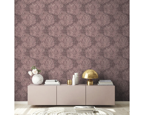 Wohnraum mit gemusterter Tapete und Kommode