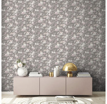 Szene mit gemusterter Tapete, Sideboard und Dekorationsgegenständen.