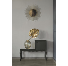 Arrangement décoratif avec miroir, vase et console dans un espace de vie