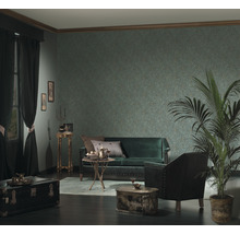Salon élégant avec canapé, fauteuil, plante d''intérieur et papier peint à motifs