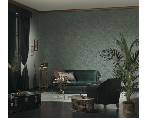 Salon élégant avec canapé, fauteuil, plante d''intérieur et papier peint à motifs