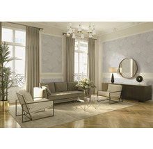 Helles Wohnzimmer mit Sofa, Sesseln, Tisch und dekorativer Wandgestaltung