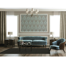 Klassisch eingerichtetes Wohnzimmer mit Sofa, Sessel und Dekoration