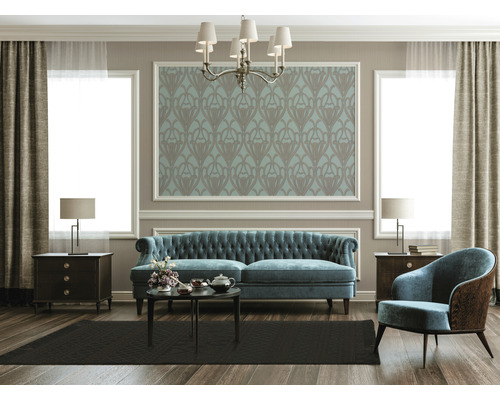 Salon aménagé de manière classique avec canapé, fauteuil et décoration