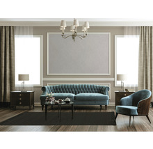 Wohnzimmer mit Sofa, Sessel, Teppich, Tisch und Dekoration
