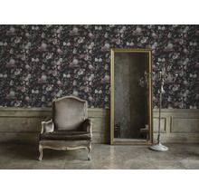 Dekoratives Interieur mit floraler Tapete, Sessel, Spiegel und Kerzenständer