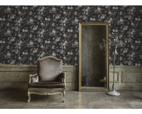Dekoratives Interieur mit floraler Tapete, Sessel, Spiegel und Kerzenständer