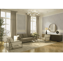 Helles Wohnzimmer mit Sofa, Sesseln, Couchtisch und Vorhängen