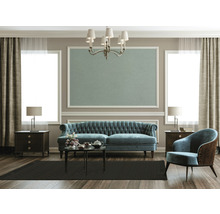 Klassisches Wohnzimmer mit Sofa, Sessel, Teppich und Dekor