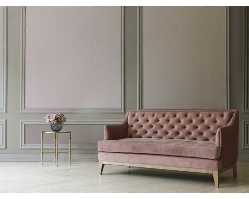 Canapé rose à boutons dans une pièce décorée