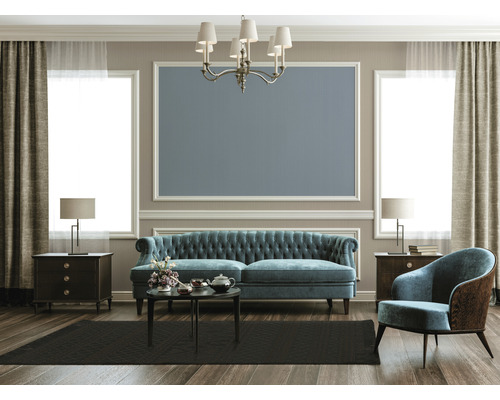 Wohnzimmer mit Sofa, Sessel, Tisch, Teppich und Dekoration