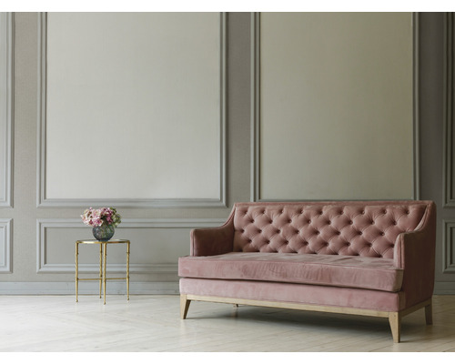 Rosa Samtsofa mit Knopfheftung in einem hellen, geräumigen Zimmer