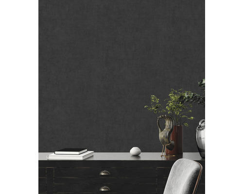 Szene mit Kommode, Dekorationen und Stuhl