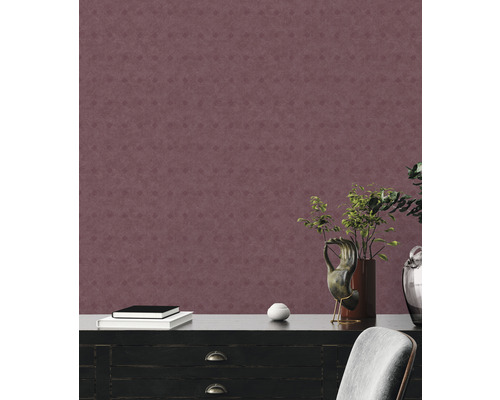 Décoration murale avec papier peint à motifs dans le salon.