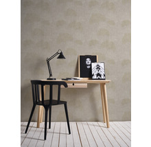 Arbeitszimmer mit Schreibtisch, Stuhl und Lampe