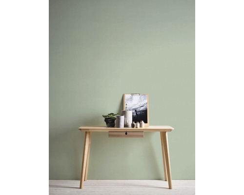 Tisch mit Dekoration und Bild