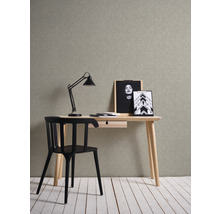 Büroszene mit Schreibtisch, Stuhl, Lampe und dekorativer Tapete