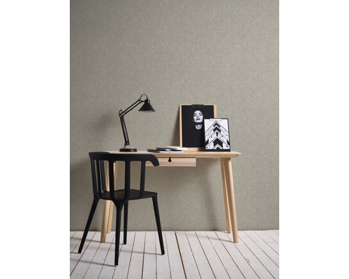 Bureau avec bureau, chaise, lampe et papier peint décoratif
